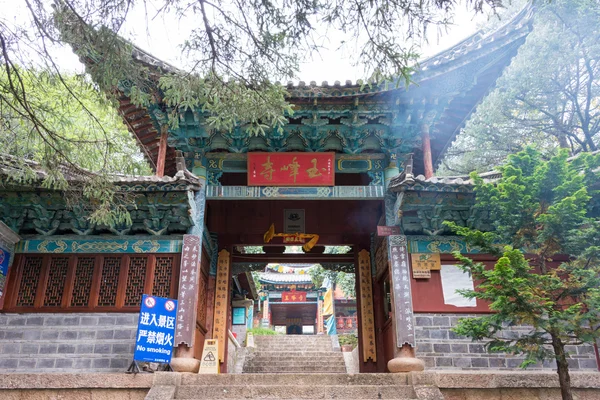 LIJIANG, CHINA - SEP 6 2014: Yufeng Lamasery. un famoso monasterio en Lijiang, Yunnan, China . — Foto de Stock