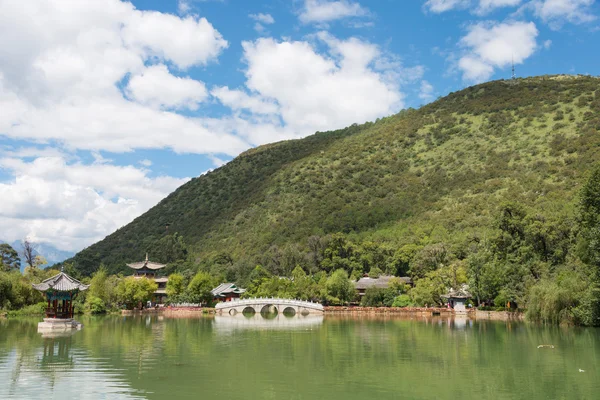 Lijiang, china - sep 4 2014: Zwarte Draken Vijver in old town van lijiang. een beroemde landschap in lijiang, yunnan, china. — Stockfoto