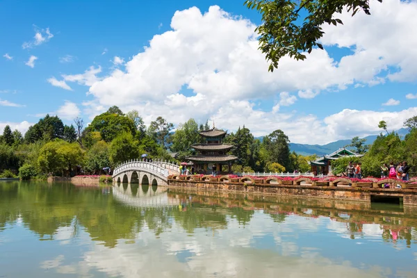 Lijiang, china - sep 4 2014: Zwarte Draken Vijver in old town van lijiang. een beroemde landschap in lijiang, yunnan, china. — Stockfoto