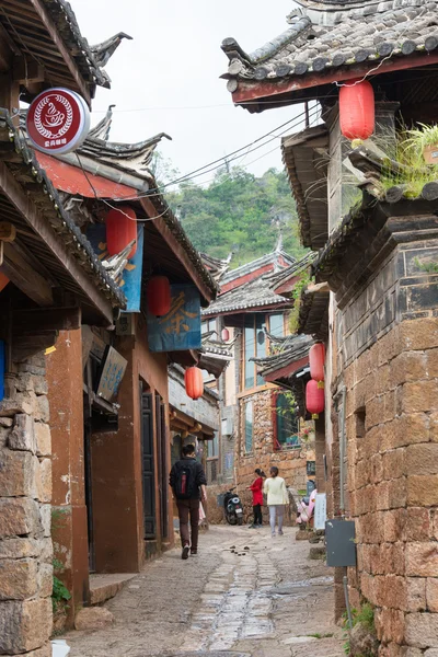 LIJIANG, CHINA - SEP 6 2014: Ciudad vieja de Shuhe (Patrimonio de la Humanidad por la UNESCO). un hito famoso en Lijiang, Yunnan, China . — Foto de Stock