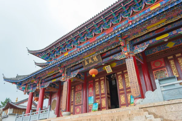 Lijiang, Kína - szeptember 7 2014: fuguo kolostor. a híres kolostor baisha, lijiang, yunnan, Kína. — Stock Fotó