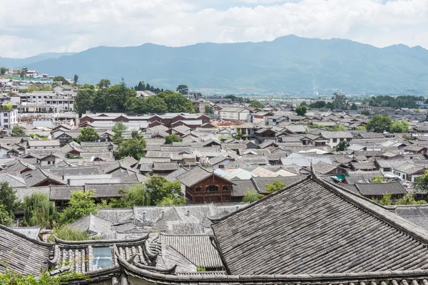 LIJIANG, CHINA - SEP 5 2014: Techo en el casco antiguo de Lijiang (Patrimonio de la Humanidad por la UNESCO). un hito famoso en Lijiang, Yunnan, China . —  Fotos de Stock