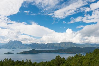 Yunnan, Çin - Eylül 9 2014: lugu Gölü. ünlü bir manzara lijiang, yunnan, Çin.