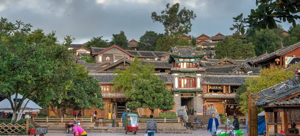 ЛИЦЗЯН (КИТАЙ) - 8 сентября 2014 года: Старый город Лицзян (объект Всемирного наследия ЮНЕСКО). знаменитая достопримечательность в Лицзяне, Юньнань, Китай . — стоковое фото