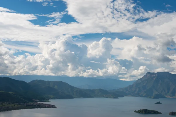 YUNNAN, CHINA - 9 de setembro de 2014: Lago Lugu. uma paisagem famosa em Lijiang, Yunnan, China . — Fotografia de Stock
