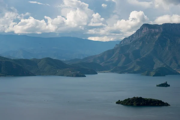 YUNNAN, CINA - 9 SET 2014: Lago di Lugu. un famoso paesaggio a Lijiang, Yunnan, Cina . — Foto Stock