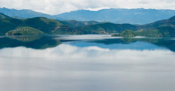 YUNNAN, CHINA - SEP 10 2014: Lago Lugu. un paisaje famoso en Lijiang, Yunnan, China . — Foto de Stock