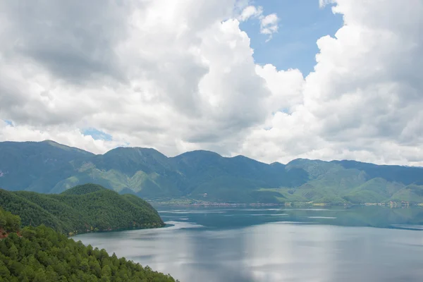 YUNNAN, CHINA - SEP 10 2014: Lago Lugu. un paisaje famoso en Lijiang, Yunnan, China . — Foto de Stock