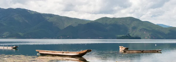 YUNNAN, CHINA - SEP 10 2014: Lago Lugu. un paisaje famoso en Lijiang, Yunnan, China . — Foto de Stock