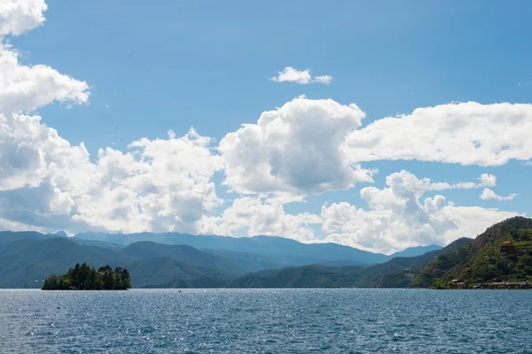 YUNNAN, CHINA - SEP 10 2014: Lago Lugu. uma paisagem famosa em Lijiang, Yunnan, China . — Fotografia de Stock