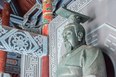 Henan, Çin - 28 Kasım 2014: Kral heykeli youlicheng, Zhou wen. anyang, henan, Çin'deki ünlü tarihi bir site.