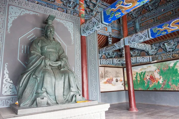 Henan, china - 28 november 2014: standbeeld van koning wen van zhou op youlicheng. een beroemde historische site in anyang, henan, china. — Stockfoto