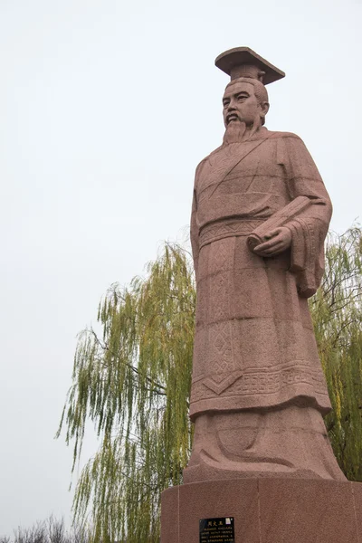 HENAN, CHINA - 28 NOV 2014: Estatua del rey Wen de Zhou en Youlicheng. un sitio histórico famoso en Anyang, Henan, China . — Foto de Stock