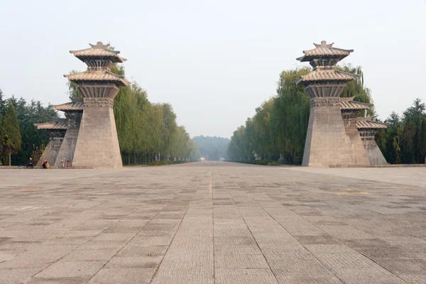 LUOYANG, CINA - 21 NOV 2014: Tomba dell'imperatore Guangwu di Han. un famoso sito storico a Luoyang, Henan, Cina . — Foto Stock