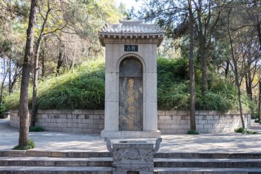 Luoyang, Çin - 13 Kasım 2014: bai juyi (MS 772-846) luoyang, henan, Çin'deki Türbesi. o tang Hanedanı'nın ünlü Çinli şair.