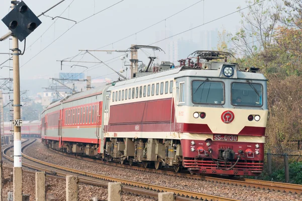 HENAN, CINA - 19 NOV 2014: Locomotiva elettrica China Railways SS7C a Luoyang, Henan, Cina. La locomotiva trasporta autovetture . — Foto Stock