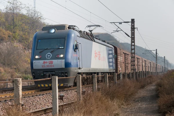 Henan, Çin - 19 Kasım 2014: Çin Demiryolları hxd3 elektrikli lokomotif luoyang, henan, Çin. lokomotif 5000t yük trenleri çekme için tasarlanmıştır.