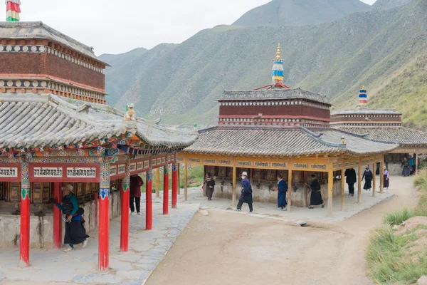 XIAHE, CHINA - 27 de setembro de 2014: Peregrino no Mosteiro de Labrang. uma famosa Lamasery em Xiahe, Gansu, China . — Fotografia de Stock
