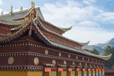 langmusi, Çin - Eylül 25 2014: çatı sertri gompa (dacanglangmu saichisi). langmusi, gansu, Çin'deki ünlü rahipleri.