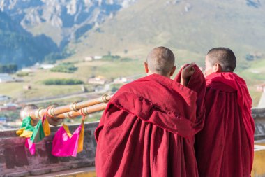 langmusi, Çin - Eylül 25 2014: Tibet keşiş de sertri gompa (dacanglangmu saichisi). langmusi, gansu, Çin'deki ünlü rahipleri.