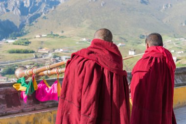 langmusi, Çin - Eylül 25 2014: Tibet keşiş de sertri gompa (dacanglangmu saichisi). langmusi, gansu, Çin'deki ünlü rahipleri.