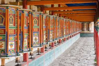 langmusi, Çin - Eylül 25 2014: mani tekerlek sertri gompa (dacanglangmu saichisi). langmusi, gansu, Çin'deki ünlü rahipleri.