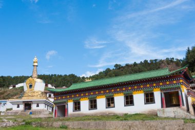 langmusi, Çin - Eylül 25 2014: sertri gompa (dacanglangmu saichisi). langmusi, gansu, Çin'deki ünlü rahipleri.