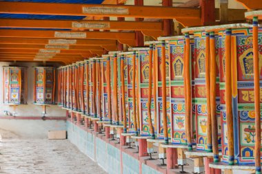 langmusi, Çin - Eylül 25 2014: mani tekerlek sertri gompa (dacanglangmu saichisi). langmusi, gansu, Çin'deki ünlü rahipleri.