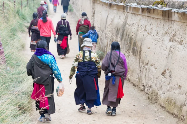 Skardu, Kina - sep 27 2014: pilgrim på labrang kloster. en berömd lamasery i Skardu, gansu, Kina. — Stockfoto