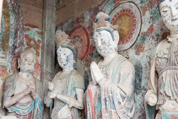 TIANSHUI, CHINA - OCT 12 2014: Estátuas de Buda no Parque Nacional de Maijishan (Patrimônio Mundial da UNESCO). uma paisagem famosa em Tianshui, Gansu, China . — Fotografia de Stock