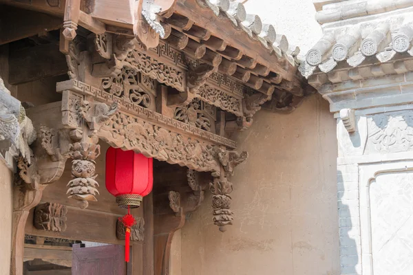 TIANSHUI, CHINA - OCT 6 2014: Roof at Tianshui Museum of Folk Culture (Hu Family 's Historic folk mansion). знаменитая достопримечательность в Тяньшуй, Ганьсу, Китай . — стоковое фото