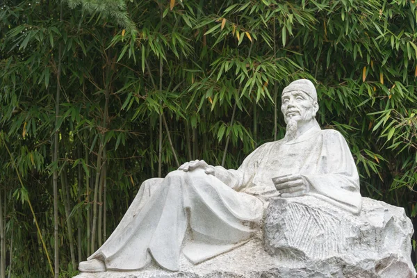 TIANSHUI, CHINA - 7 OCT 2014: Estatua de Du Fu en el Monasterio de Nanguo. un famoso monasterio en Tianshui, Gansu, China . — Foto de Stock