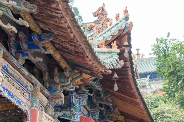 TIANSHUI, CINA - 8 ottobre 2014: Tetto al Tempio Yuquanguan. un famoso tempio a Tianshui, Gansu, Cina . — Foto Stock