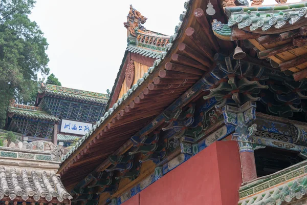 TIANSHUI, CHINA - OCT 8 2014: Telhado no Templo Yuquanguan. um templo famoso em Tianshui, Gansu, China . — Fotografia de Stock