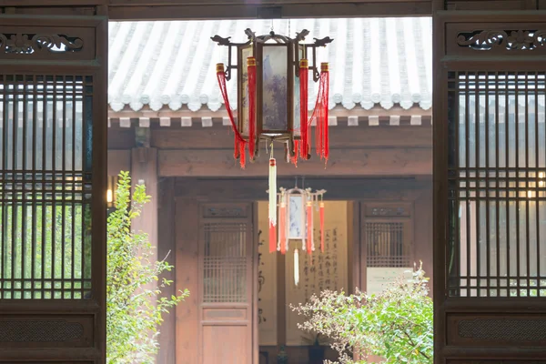 天水，中国-2014 年 10 月 8 日: 灯笼在 beizhaizi (北的房子)。甘肃省天水市，中国著名的地标. — 图库照片