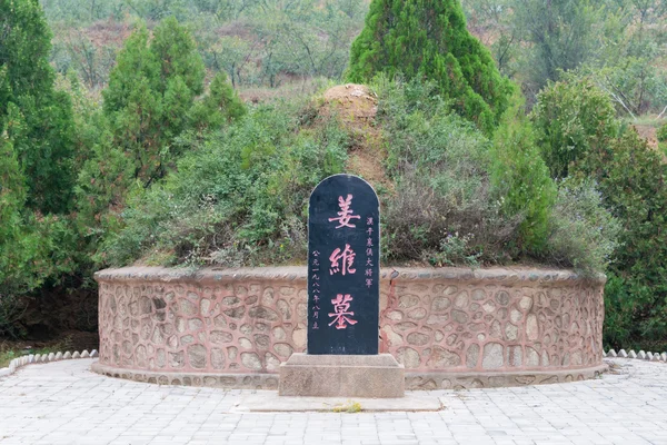 Gangu, Kina - okt 10 2014: jiang wei grav i gangu, tianshui, gansu, Kina. Jiang wei(202-264) var en berömd militär general. — Stockfoto