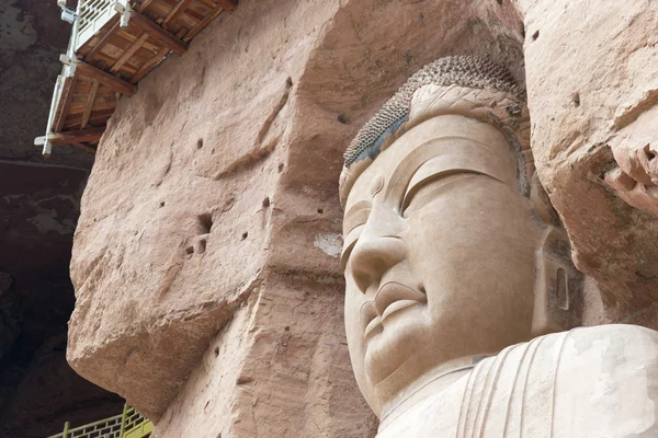 LANZHOU, CHINA - 30 de setembro de 2014: Estátuas de Buda no Templo das Cavernas de Bingling (Patrimônio Mundial da UNESCO). um templo famoso em Lanzhou, Gansu, China . — Fotografia de Stock