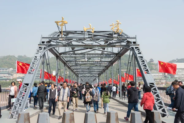 Lanzhou, china - 02.10.2014: sun yat-sen Brücke (zhongshan qiao). eine berühmte erste brücke über den gelben fluss in lanzhou, gansu, China. — Stockfoto