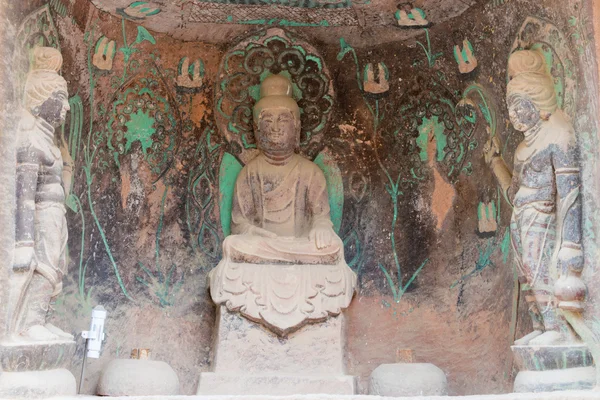 LANZHOU, CHINA - 30 SEP 2014: Estatuas de Buda en el Templo de la Cueva de Bingling (Patrimonio de la Humanidad por la UNESCO). un templo famoso en Lanzhou, Gansu, China . — Foto de Stock