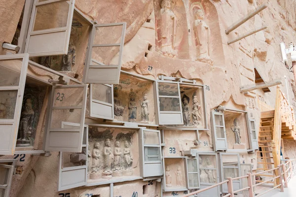 LANZHOU, CHINA - 30 SEP 2014: Estatuas de Buda en el Templo de la Cueva de Bingling (Patrimonio de la Humanidad por la UNESCO). un templo famoso en Lanzhou, Gansu, China . — Foto de Stock