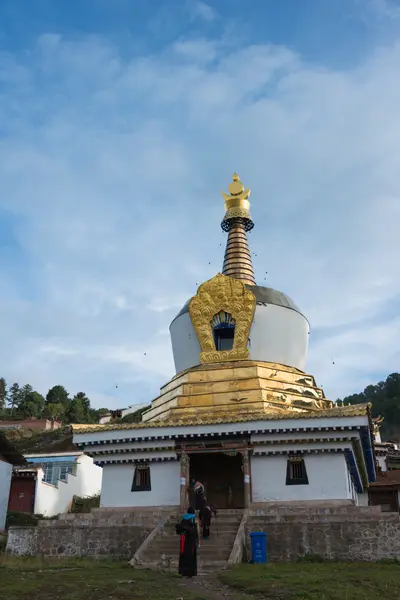 LANGMUSI, CHINA - SEP 25 2014: Sertri Gompa (Dacanglangmu Saichisi). uma famosa Lamasery em Langmusi, Gansu, China . — Fotografia de Stock