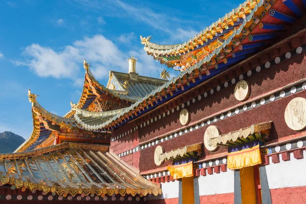 LANGMUSI, CHINA - SEP 25 2014: Roof at Sertri Gompa (Dacanglangmu Saichisi). a famous Lamasery in Langmusi, Gansu, China. — Stock Photo, Image