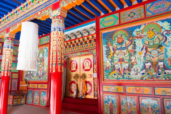 LANGMUSI, CHINA - 25 SEP 2014: Sertri Gompa (Dacanglangmu Saichisi). un famoso Lamasery en Langmusi, Gansu, China . —  Fotos de Stock