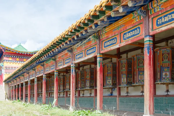 Langmusi, Kína - szeptember 25 2014: mani kerék: sertri gompa (dacanglangmu saichisi). a híres lamasery, langmusi, gansu, Kína. — Stock Fotó