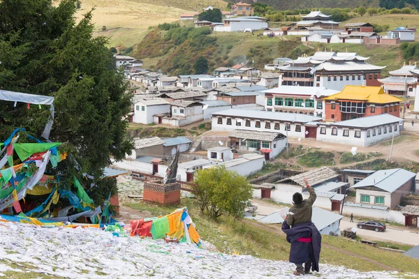 Langmusi, China - 25. September 2014: tibetischer Pilger in kirti gompa (dacangnama ge 'erdisi). eine berühmte lamasery in langmusi, sichuan, china. — Stockfoto