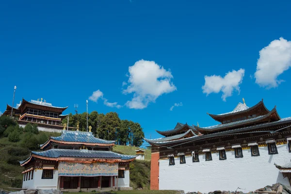 LANGMUSI, CHINA - SEP 25 2014: Kirti Gompa (Dacangnama Ge 'erdisi). uma famosa Lamasery em Langmusi, Sichuan, China . — Fotografia de Stock