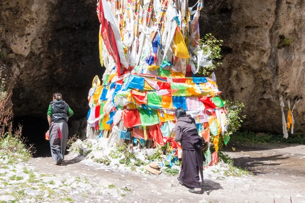 LANGMUSI, CHINA - 25 de setembro de 2014: peregrino tibetano em Kirti Gompa (Dacangnama Ge 'erdisi). uma famosa Lamasery em Langmusi, Sichuan, China . — Fotografia de Stock