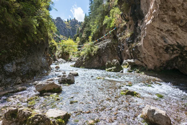 LANGMUSI, CHINA - 25 de setembro de 2014: Ravine em Kirti Gompa (Dacangnama Ge 'erdisi). uma famosa Lamasery em Langmusi, Sichuan, China . — Fotografia de Stock