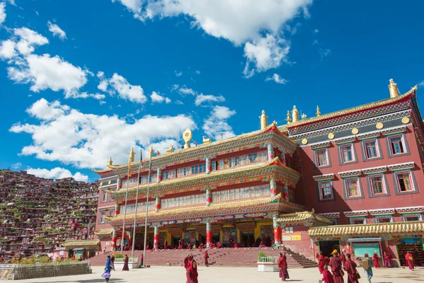 СИЧУАН, Китай - СЭП 19 2014: Larung Gar (Larung Five Sciences Buddhist Academy). Знаменитый Lamasery в Седе, Озил, Китай . — стоковое фото