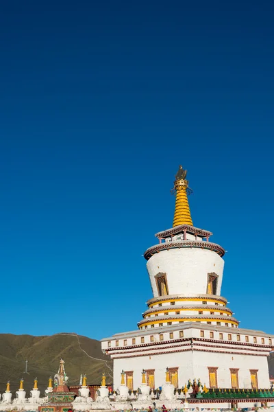 Sichuan, Chiny - sep 20 2014: biała pagoda. sławny w seda, sichuan, Chiny. — Zdjęcie stockowe